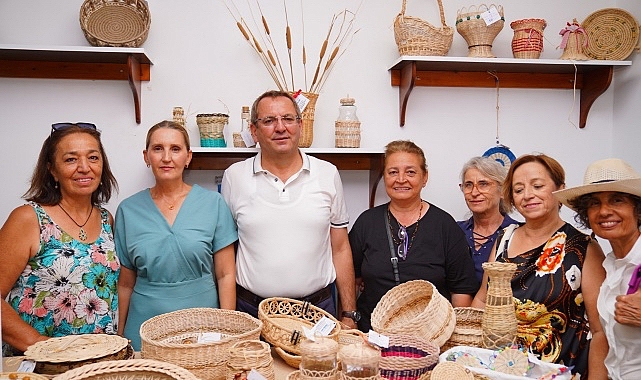 Ayvalık Belediyesi Mahalleevleri’ndeki bayanlar tarafından üretilen birbirinden hoş el emeği göz ışığı ikramlar “El Emeği Pazarı”nda satışa sunuldu