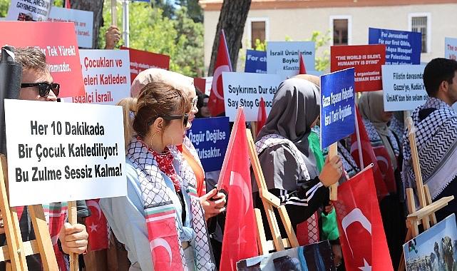 Dokuz Eylül Üniversitesi (DEÜ) öğrencileri, Gazze’de İsrail’in sivillere yönelik sürdürdüğü ölümcül hücumlara karşı bir defa daha harekete geçti