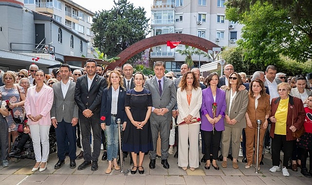 İzmir Büyükşehir Belediye Lideri Dr. Cemil Tugay, Ulu Başkan Gazi Mustafa Kemal Atatürk’ün annesi Zübeyde Hanım’ı Anneler Günü’nde kabri başında andı