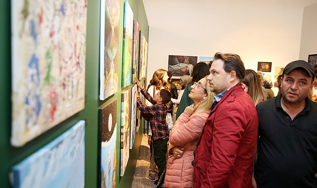 Küçükçekmece’de sanat eğitimi veren Görsel Sanatlar Öğretmeni Fadime Yücel ve öğrencilerinin ‘İzler’ standına mesken sahipliği yaptı
