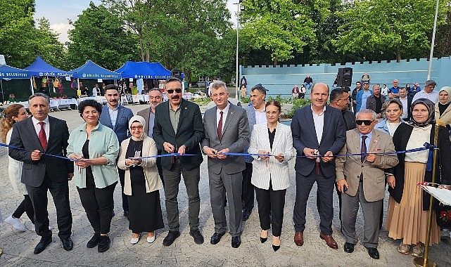 Rengarenk stantlarla dolu Gölcük Belediyesi 14. Bahar Şenliği, Kavaklı Kıyısı Amfi’de başladı