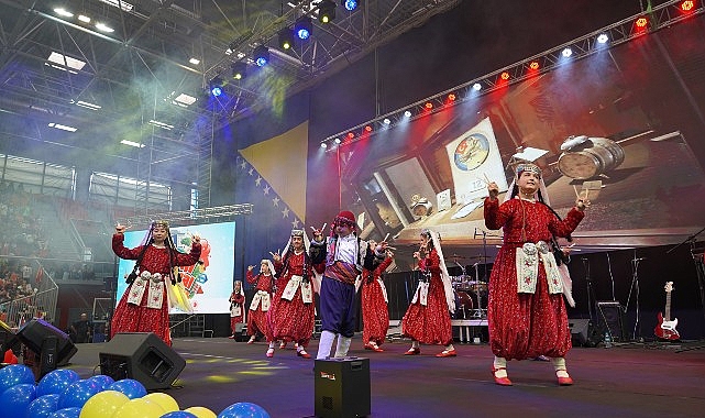 Selçuklu Belediyesi Bosna Hersek’in Zenica kentinde düzenlenen Çocuk Şenliği’nin final gününde halk oyunları takımıyla sahne aldı