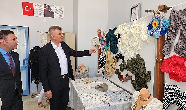 Gölcük Belediyesi Düzağaç Kültür Merkezi GÖLMEK kursiyerleri, açtıkları yılsonu standı ile el emeği eserlerini sergilediler