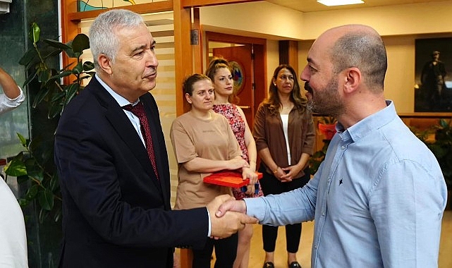 Kemalpaşa Belediye Başkanı Mehmet Türkmen, Kurban Bayramı münasebetiyle belediye işçisi ile bayramlaştı