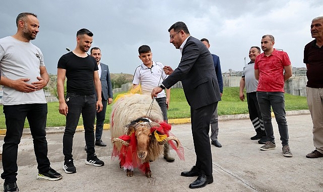 Nevşehir Belediye Başkanı Rasim Arı, Kurban Bayramı’nda gereksinim sahibi ailelere kurban eti dağıtımı için başlatılan kampanyaya dayanak veren tüm hayırseverlere teşekkür etti