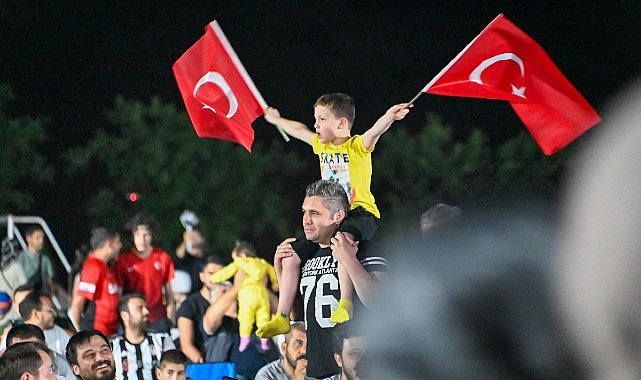 Selçuklu Belediyesi Ulusal Ekibimiz 2-1 galip gelerek cins atladığı maçın akabinde alanı dolduran binlerce taraftar büyük sevinç yaşadı