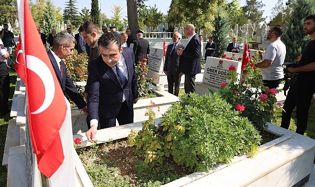 15 Temmuz Demokrasi ve Ulusal Birlik Günü aktiflikleri kapsamında kent mezarlığındaki şehitlik ziyaret edildi. 1