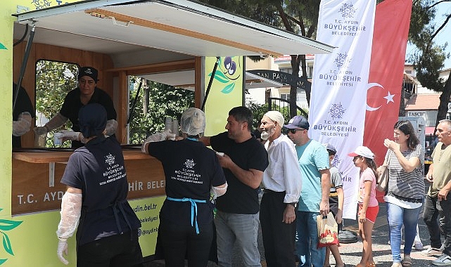 Aydın Büyükşehir Belediyesi, sıcak havaların tesirli olduğu bu günlerde kent genelinde vatandaşların serinlemesi için limonata dağıtımı gerçekleştirdi