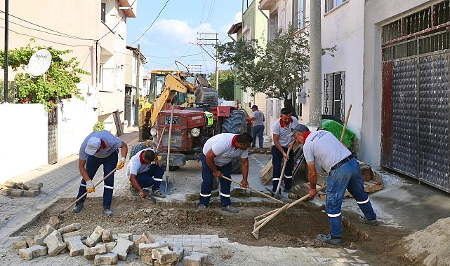 Burhaniye Belediyesi Fen İşleri Müdürlüğü takımları, ilçe genelinde yol çalışmalarına aralıksız devam ediyor