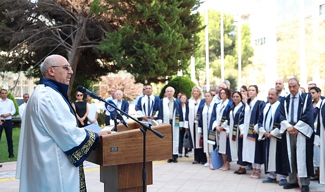 Dokuz Eylül Üniversitesi (DEÜ), 42’nci kuruluş yıl dönümünü, Rektörlük Yerleşkesi’nde düzenlediği merasim programıyla kutladı
