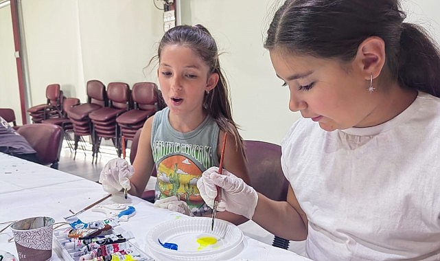Gölcük Belediyesi kültür-sanat aktiflikleri kapsamında düzenlenen “Kültürümü Tanıyorum Eğlenerek Öğreniyorum” aktiflikte gençler, klâsik sanatları eğlenerek öğrendiler