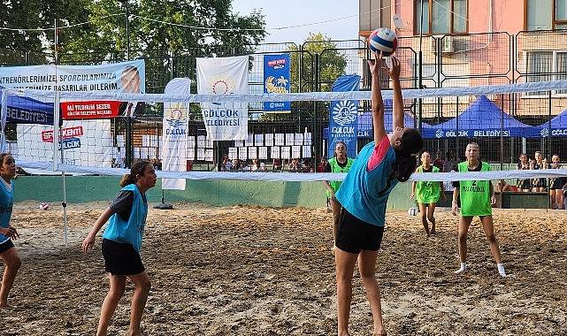 Gölcük Belediyesi yaz spor aktiflikleri kapsamında klasik olarak düzenlenen plaj voleybolu turnuvası, bu yıl da rekor iştirakle başladı