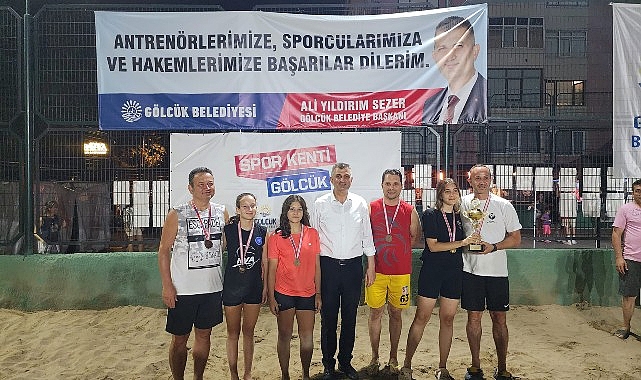 Gölcük Belediyesi’nin yaz spor aktiflikleri kapsamında düzenlediği Plaj Voleybolu Turnuvası, çekişmeli gayretlere sahne olan final karşılaşmalarının akabinde son erdi
