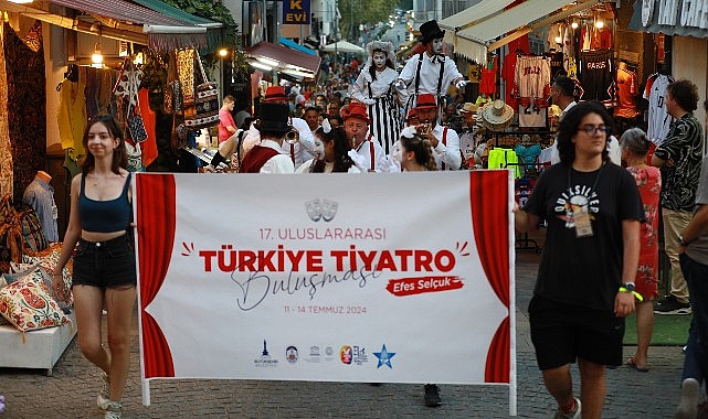 İzmir Büyükşehir Belediyesi ve Efes Selçuk Belediyesi takviyesi ile düzenlenen 17. Memleketler arası Türkiye Tiyatro Buluşması Efes Selçuk’ta başladı