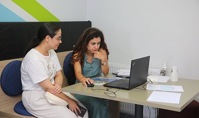 Küçükçekmece Belediyesi, gençlerin geleceğine katkıda bulunmak emeliyle ilçedeki üç farklı noktada fiyatsız YKS Tercih Danışmanlığı hizmeti veriyor