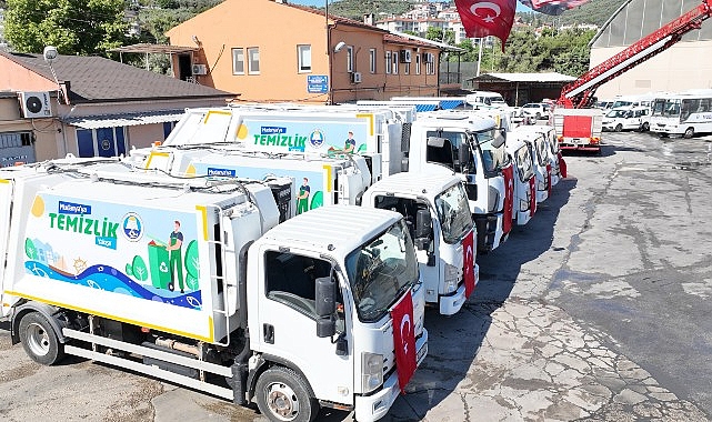 Mudanya Belediyesi yaz aylarının gelmesiyle birlikte paklık hizmetlerini daha süratli ve verimli hale getirmek maksadıyla araç filosuna yeni çöp kamyonları ekledi