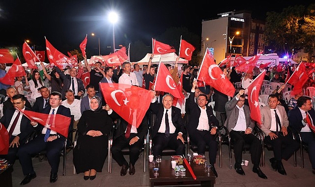 Nevşehirliler 15 Temmuz Demokrasi ve Ulusal Birlik Günü’nün yıldönümünde 8 yıl evvel olduğu üzere yeniden meydanlarda tıpkı ruh ve heyecanla bir ortaya geldi