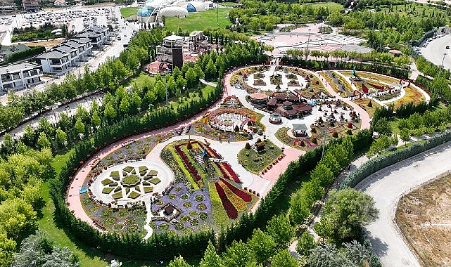 Selçuklu Çiçek Bahçesi 27 cins, 60 çeşitte 395 bin adet çiçekle ziyaretçilerini mest ediyor