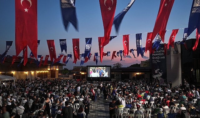 Üsküdar Belediyesi konut sahipliğinde açık alanlarda yapılan klâsik sinema günlerinin birincisi “Neşeli Günler” sinema gösterimiyle başladı