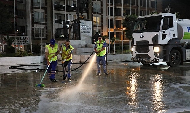 Aydın Büyükşehir Belediyesi’ne bağlı paklık takımları, Aydın kent genelinde çalışmalarını sürdürüyor