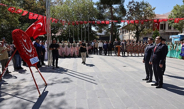 Bu yıl 1-4 Ağustos tarihlerinde kutlanan Memleketler arası Karaman Türk Dünyası Şöleni, çelenk sunma merasimi ile başladı.
