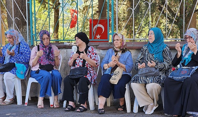 Gölcük Belediyesi, merkez üssü Gölcük olan 17 Ağustos Sarsıntısının 25. yılında zelzele şehitleri için mezarları başında anma merasimi düzenledi