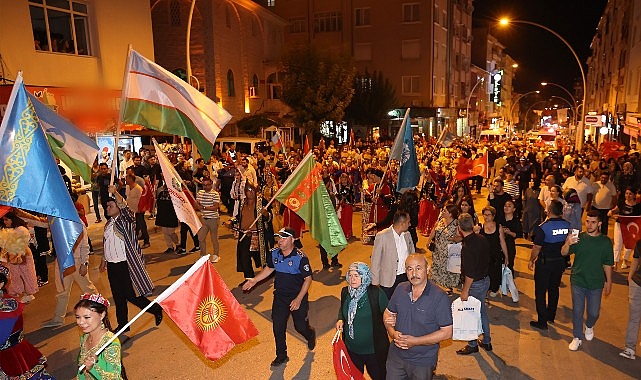 Karaman Belediyesi’nce bu yıl 6.’sı düzenlenen Memleketler arası Karaman Türk Dünyası Şöleni aktiflikleri kapsamında “Türkçe Aşkı Vatan Aşkı” yürüyüşü gerçekleştirildi