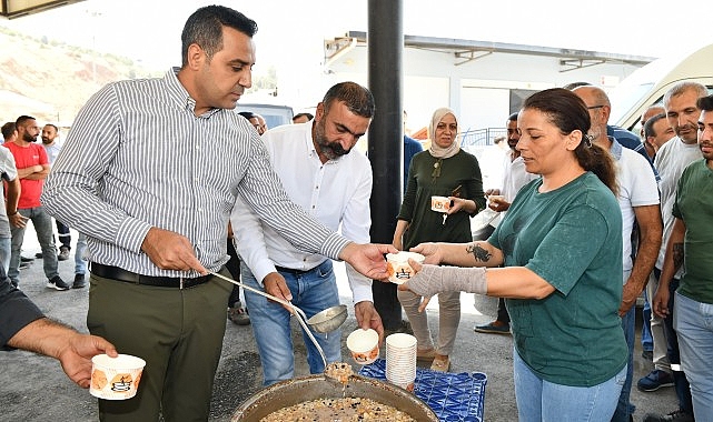 Lider Yıldız’dan İşçiye Aşure İkramı