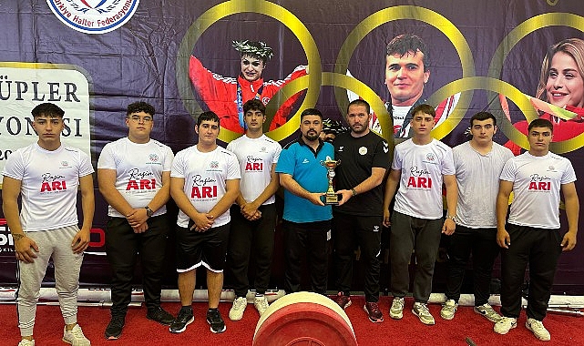 Nevşehir Belediyesi Gençlik ve Spor Kulübü Halter Ekibi, Sivas’ta düzenlenen Yıldızlar Kulüpler Türkiye Halter Şampiyonası’nda grup halinde beşinci oldu.
