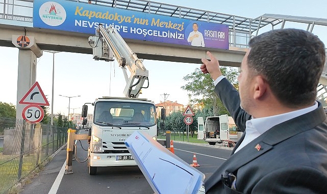Nevşehir Belediyesi tarafından bir müddet evvel bir üst geçide asılan ve Karayolları Bölge Müdürlüğü tarafından kaldırılan ‘Kapadokya’nın Merkezi Nevşehir’e Güzel Geldiniz’ yazısı tekrar tıpkı yerine asıldı