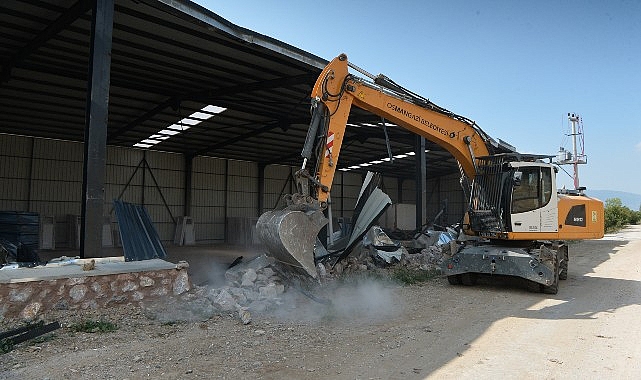Tarım yerine inşa edilen kaçak depo yıkıldı