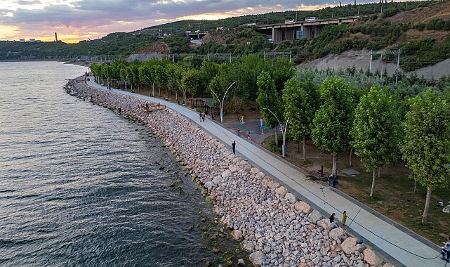 Tavşancıl Kıyı Parkı gündüz diğer gece diğer hoş