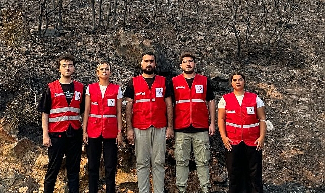 Türk Kızılay, İzmir’deki Orman Yangınlarına Müdahale Eden Takımlara ve Vatandaşlara Dayanak Veriyor