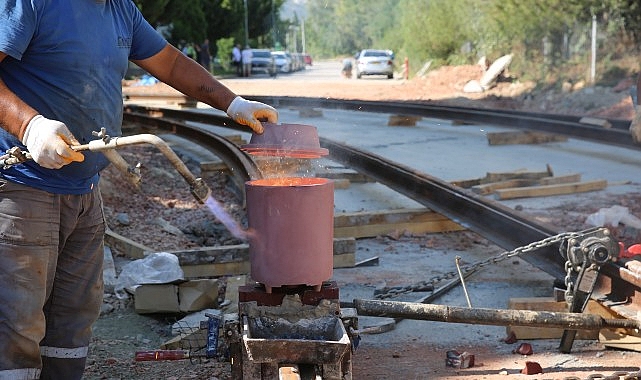 Alikahya Tramvay Çizgisi’nde raylar döşeniyor