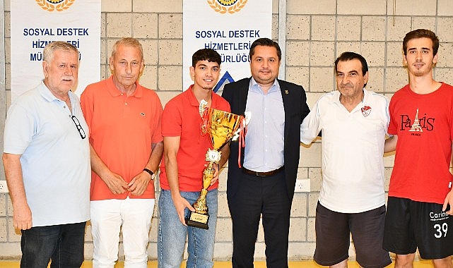 Futbol turnuvasında dereceye giren gruplara kupaları verildi