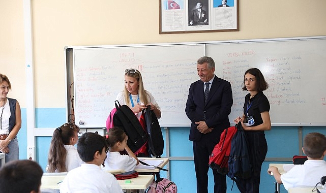 Güzelbahçe Belediyesi’nden Öğrencilere Çanta ve Kırtasiye Takviyesi