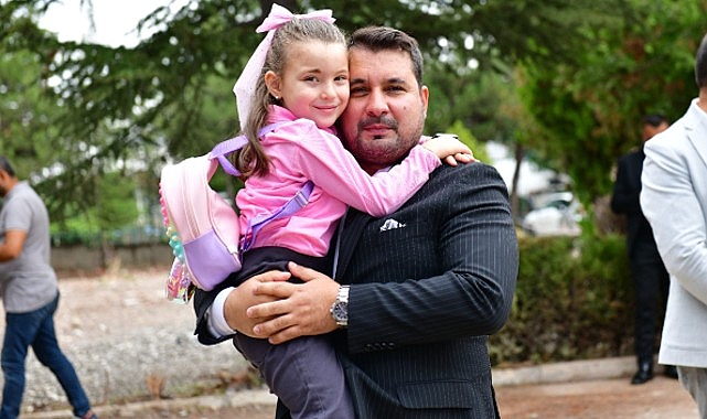 Kahramankazan Belediye Başkanı Selim Çırpanoğlu, ilçedeki 1. sınıfa başlayan tüm öğrencilere manalı bir sürpriz yaparak kırtasiye çeki armağan etti