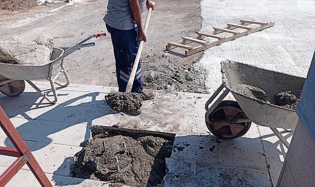 Kahramankazan Belediyesi, yeni eğitim öğretim periyodu öncesi ilçedeki okullara yönelik kapsamlı bakım ve tamirat çalışması yapıyor