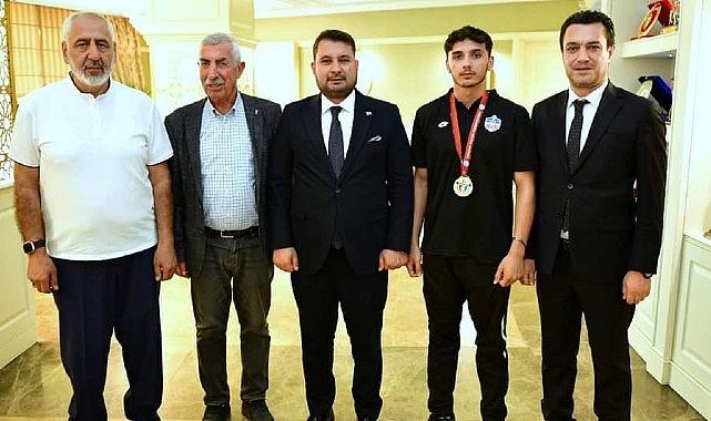 Kahramankazan Belediyespor Halter Kadrosu sportmeni Berat Ergün, Yıldızlar Türkiye Halter Şampiyonası’nda altın madalya kazandı