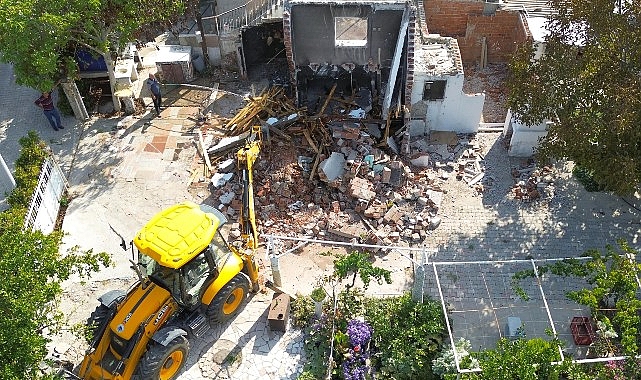 Kemalpaşa Belediyesi, güvenlik tehlikesi oluşturan ve manzara kirliliği yaratan metruk binaların yıkımına devam ediyor.