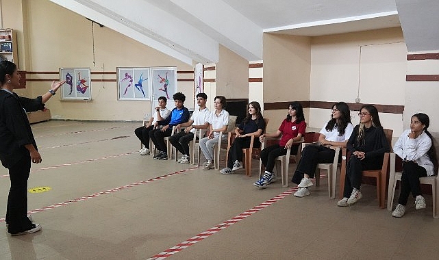 Milas Belediyesi eğitim alanındaki hizmetlerini sürdürüyor. Yeni eğitim-öğretim yılının başlamasıyla birlikte ödev dayanak ve maharet kurslarına kayıt yaptıran öğrenciler için ders zili çaldı.