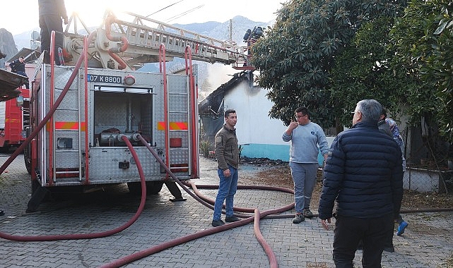 Kemer’de ev yangını
